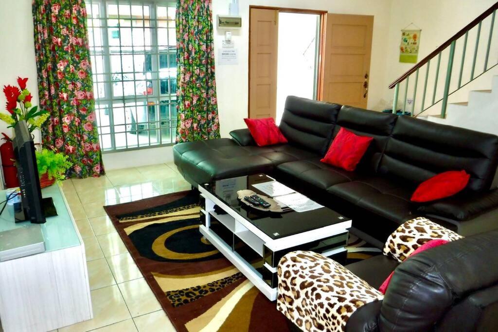 Lily Vacation Home At Cameron Highlands - 12 Pax,Free Wifi W Carporch Tanah Rata Kültér fotó